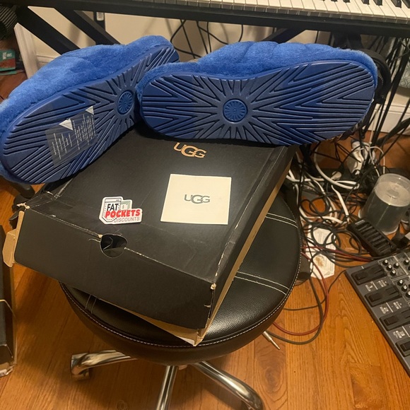 UGGS MEN’S Fluff You Slippers. ONLY BLUE AVAILABLE!!! - Picture 8 of 11